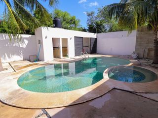 Casa en venta con piscina al Oriente de Mérida.