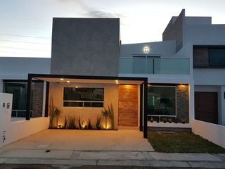 Se Vende Heremosa Casa en Cañadas del Arroyo, 3 Recamaras, 3.5 Baños, SalaTV,..