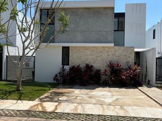 Casa en venta de 4 Habitaciones y alberca en Privada en Cholul Merida