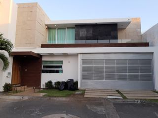 LOMAS DEL SOL, Casa en VENTA con recámara en planta baja y jardín