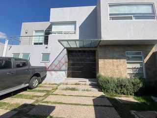 CASA EN VENTA JURICA QUERETARO AMPLIA CON EXCELENTE ILUMINACION cuatro recamaras con balcon y sala de TV