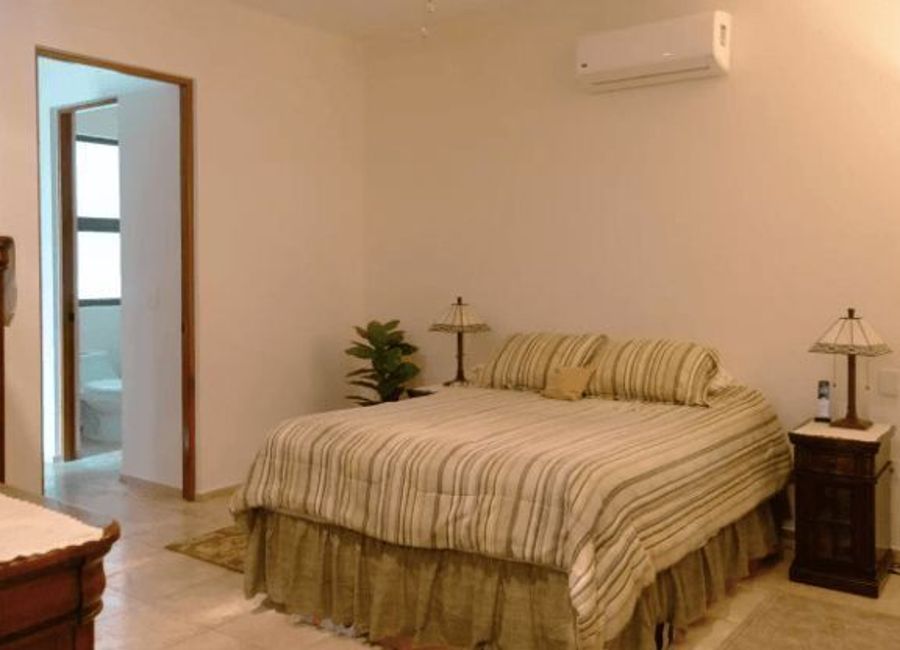 Casa con techos altos, jacuzzi, en residencial Ciruelos en venta Cabo