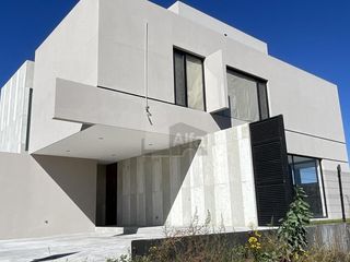 Casa con 4 recámaras, una en planta baja, privada con alberca. Lomas del Campanario Norte