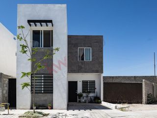 Casa en Venta en Residencial Kalia, Torreón, Con terreno excedente y recamara en planta baja.