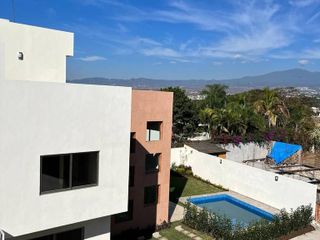 Casa en Venta con Techos Doble Altura, Alberca Privada y Roof Garden en Lomas de Cuernavaca Morelos