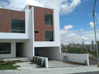 Residencia en Colinas de Juriquilla, 4 Recamaras, 4.5 Baños,  Roof Garde, Jardín