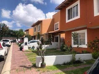 Casa en Renta en Juriquilla, con jardín y caseta de vigilancia.