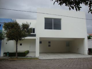 Casa en renta en residencial jardines de zavaleta