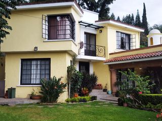 Casa Sola en Santa María Ahuacatitlán Cuernavaca - ROQ-239-Cs-562W