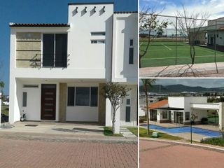 Hermosa Casa en Ciudad Maderas, Cancha de Tenis, Alberca, 3 Recámaras, 2.5 Baños