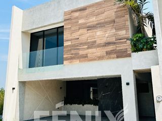 Hermosa casa en venta en Fracc. Privado cerca de Plaza El Juguete