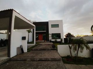 Hermosa Residencia en VISTA REAL con Alberca, Jardín, 4 Recámaras, 6 Baños..