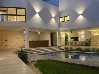 Casa en venta Mérida de  6 recámaras en privada de lujo- Estrene Agosto 2023