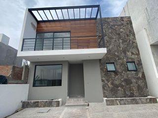 Hermosa Residencia en Lomas de Juriquilla, Doble Altura, Cto Serv, 3 Recamaras..