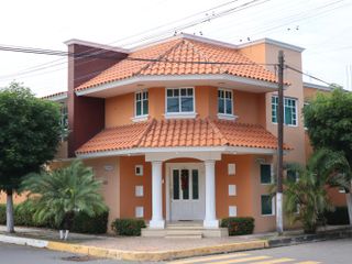 Casa en venta en Costa de Oro en esquina