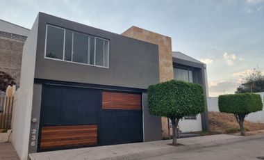 CASA NUEVA EN VENTA, RESIDENCIAL, MUY AMPLIA, PRIVADA, ZONA NORTE, LEÓN, GTO.