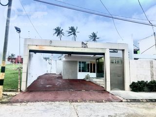 Venta o Renta de Casa Amueblada con 4 habitaciones en calle Campeche, Col. Petrolera, Coatzacoalcos, Ver.