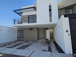 Se Vende Casa( 3 pisos con tina y Roof garden) en Santa Fe corregidora, Qro