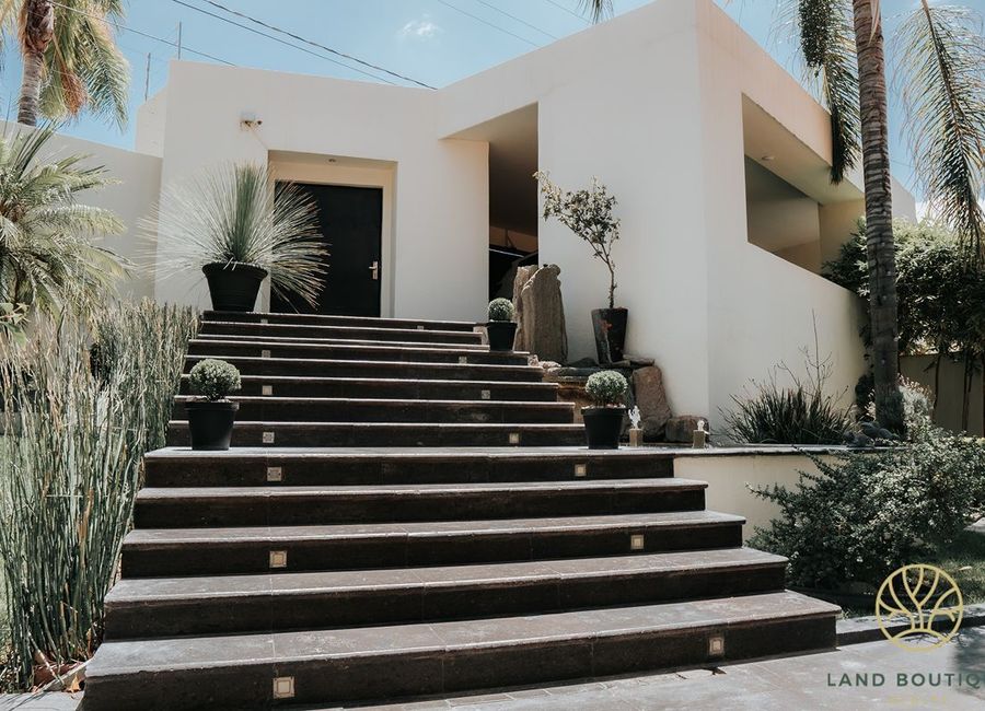 Espectacular Residencia, dentro del exclusivo fracc La Herradura, Ags