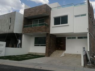 Se Vende Residencia en Lomas de Juriquilla, 4ta Recamara en Roof Garden, Jardín.