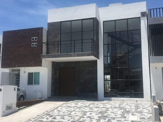 Preciosa Residencia Minimalista en Grand Juriquilla, Jardín, 3 Recamaras, ROOF G