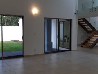 Residencia PREMIUM en JURICA, T.525 m² - C.450 m² - 3 Recámaras, 4 Baños, Jardín