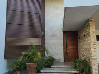 Casa en renta con páneles solares y planta de luz en el Yucatán Country Club