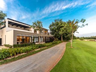 Casa con alberca privada en campo de golf, en residencial de lujo con amenidades