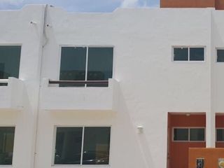 SE VENDE CASA en Fraccionamiento UVA del MAR. Cancún, Q. Roo.
