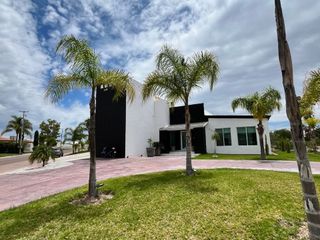 Casa en venta al sur poniente en Jardines del Lago en esquina 1550 m2 de terreno