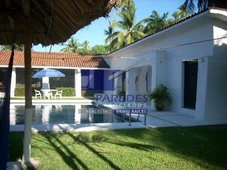 Casa en Campo de Golf con piscina de 4 recamaras en Ixtapa A04