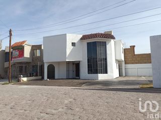 Casa en Renta en Calzada del Rio sector Galgodromo Con Amplio Estacionamiento y Terreno