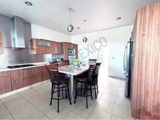 Casa amplia en venta en cumbres del Cimatario 4 recamaras 1 en planta baja 8 estacionamientos 2 terrazas