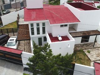Hermosa Residencia en Villas del Mesón, Esquina, Gran Jardín, Terreno 700 m2,..