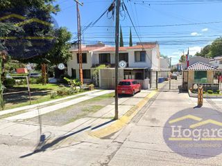 Casa en Venta sobre avenida rentada como negocio, El rosario, León Gto