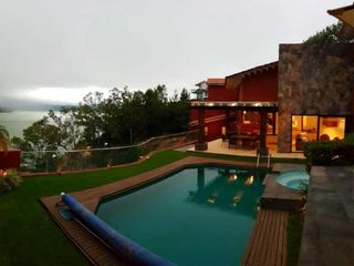 Casa en venta en Valle de Bravo, con magnifica vista al Lago.