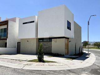 Estrena moderna casa en Juriquilla! Se localiza en esquina y frente a área verde!