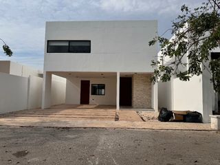 Casa en renta en exclusiva privada al Norte de Mérida, amueblada con paneles sol