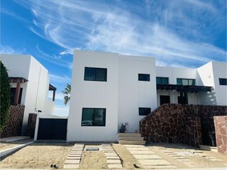 Casa con vista al océano, dentro de Residencial, en venta El Tezal.