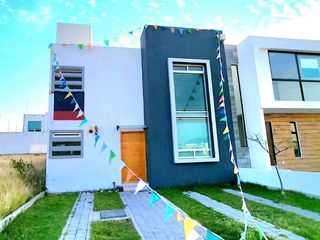 Se Vende Casa en Grand Juriquilla, Jjardín, 3 Habitaciones, de OPORTUNIDAD !!