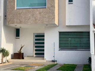 Preciosa Casa en Centro Sur, GRAN UBICACIÓN, 3 Recamaras, Cto Serv, Jardín,..