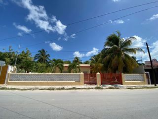 Casa en  venta en la playa Sisal con palmeras y gran terreno