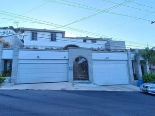 Casa en Venta de 4 recámaras en Cumbres, Monterrey