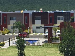Hermosa casa en El Refugio, 3 Recámaras, 2.5 Baños, Jardín, de OPORTUNIDAD !!