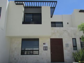 Hermosa Casa en Zibata, 3 Recamaras, Terraza, Jardín, Estudio, C.172 m2