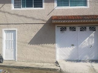 Casa en venta con 2 departamentos en Col. Lomas de Santiaguito $2,100,000