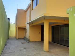 Casa con locales comerciales en Venta en Iztapalapa, Año de Juárez