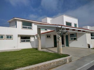 Casa en venta en Metepec, Residencial La Magdalena Ocotitlan, 4 recamaras.