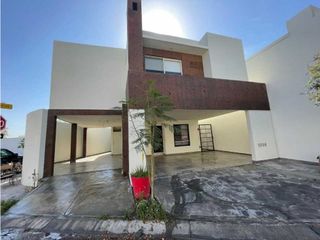 Casa en Esquina en Venta Cumbres San Patricio, García