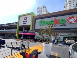 Se Renta Local Comercial con terraza y estacionamiento en Plaza VD Galerias, 220